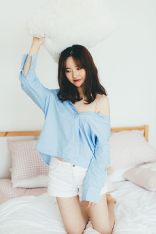 父母谈恋爱被女儿撞见瞬间害羞